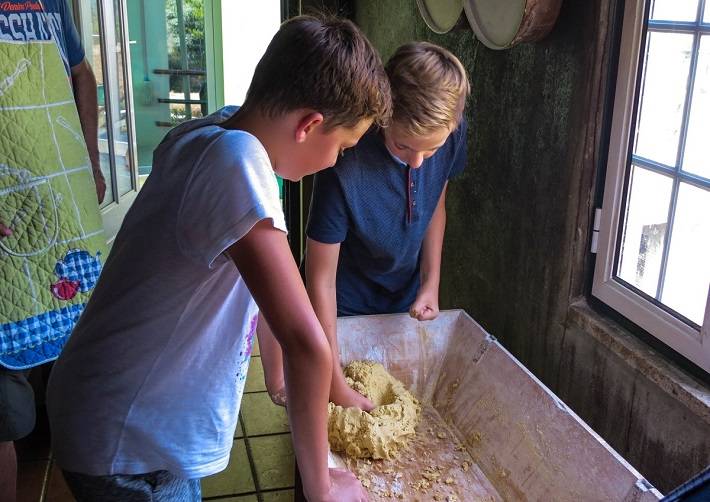 Aprenda a fazer a broa milho numa casa rural na região do Minho, Norte de Portugal. Visite moinhos de água em funcionamento na Montaria, Viana do Castelo